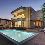 فيلة In Peroj With Pool Near *