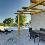 In Peroj With Pool Near Вилла Барбарига