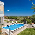 فيلة In Peroj With Pool Near