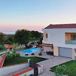 Вилла In Peroj With Pool Near