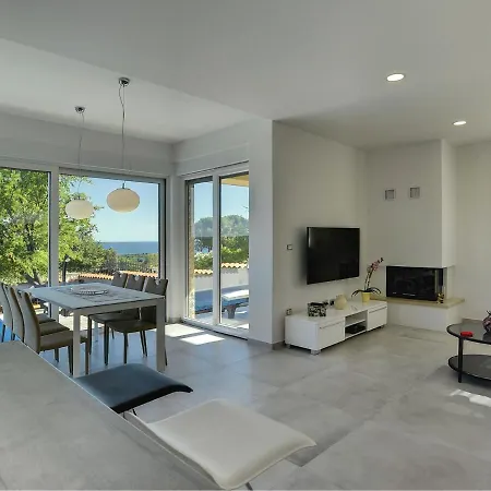 ヴィラ Modern In Peroj With Pool And Parasol *