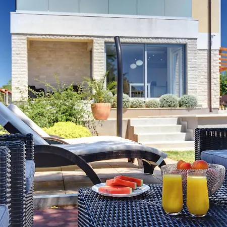 Villa Modern In Peroj With Pool And Parasol *