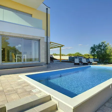 Modern In Peroj With Pool And Parasol Villa *