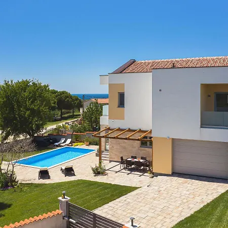 Villa Modern In Peroj With Pool And Parasol