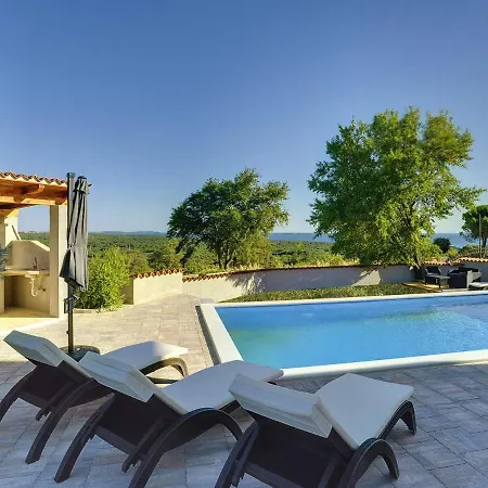 Villa Modern In Peroj With Pool And Parasol *