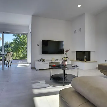 Villa Modern In Peroj With Pool And Parasol Barbariga