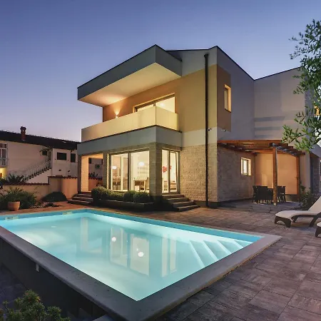 Villa Modern In Peroj With Pool And Parasol *