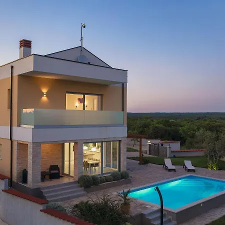 Villa Modern In Peroj With Pool And Parasol *