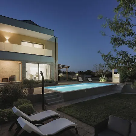 Villa Modern In Peroj With Pool And Parasol Barbariga