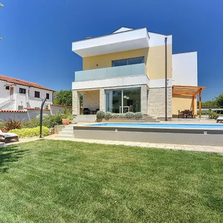 Modern In Peroj With Pool And Parasol Barbariga
